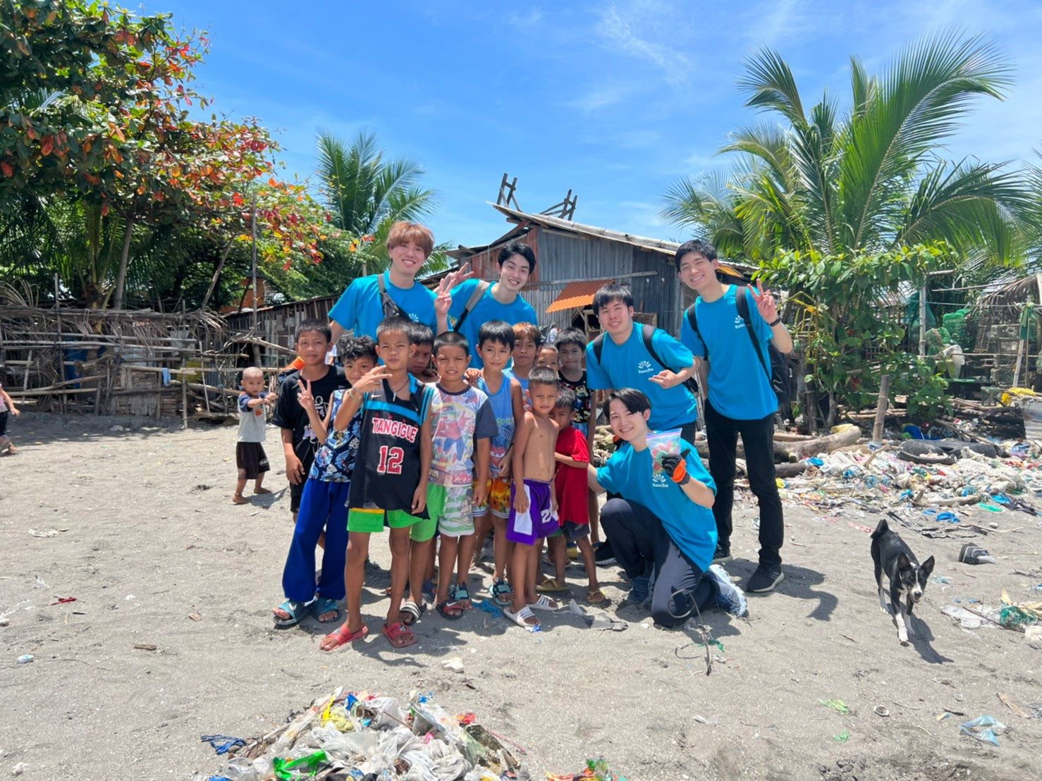 大束良明とフィリピンネグロス島スラム街の子供達が海洋プラスチック回収後に撮った記念写真