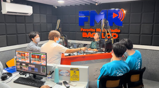 Ranchu Japan合同会社代表大束良明と通訳桑原翔太がフィリピンのFMRラジオスタジオで海洋ごみ解決について話している俯瞰写真
